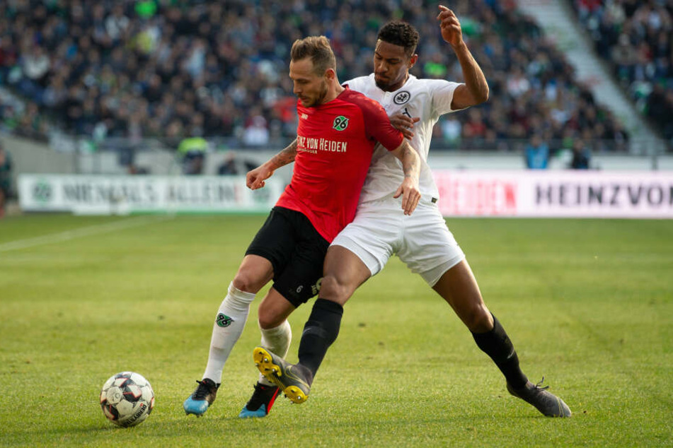 Fazit des ersten Durchgangs zwischen Hannover 96 und Eintracht Frankfurt: Viel Zweikampf - wie hier zwischen Marvin Bakalorz (Li.) und Sebastién Haller - und wenig Chancen.