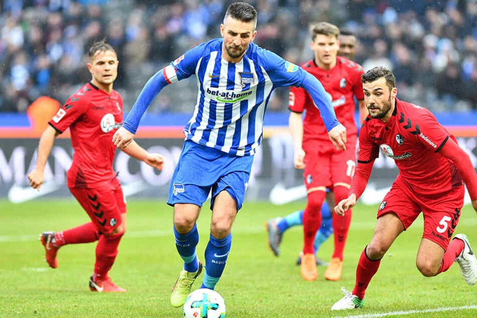 Herthas Vedad Ibisevic (M) und Freiburgs Manuel Gulde kämpfen um den Ball.