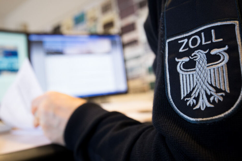 Mehr als 100.000 Zigaretten entdeckte der Zoll bei den Reisenden. (Symbolbild)