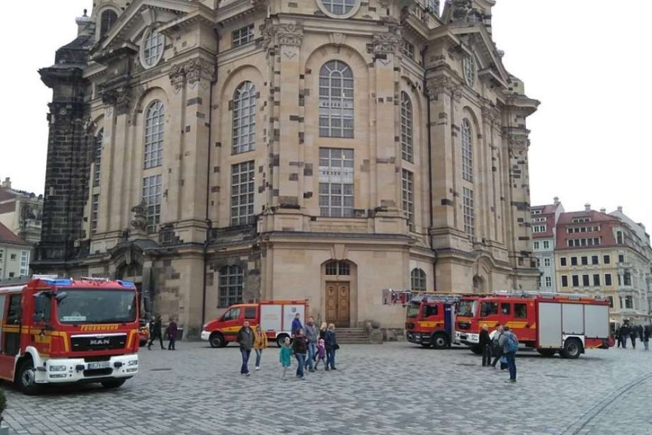 Die Höhenretter der Feuerwehr rückten an, um einem hilflosen Mann aus der Kuppel nach unten zu helfen.
