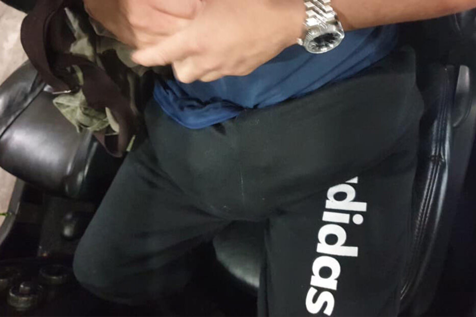 Der Mann wollte kleine Katzen in seiner Hose schmuggeln.