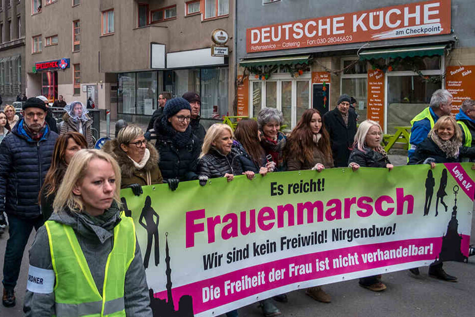 Die AfD-Demo "Frauenmarsch" wurde am 17. Februar von mehr als 1000 Menschen blockiert.