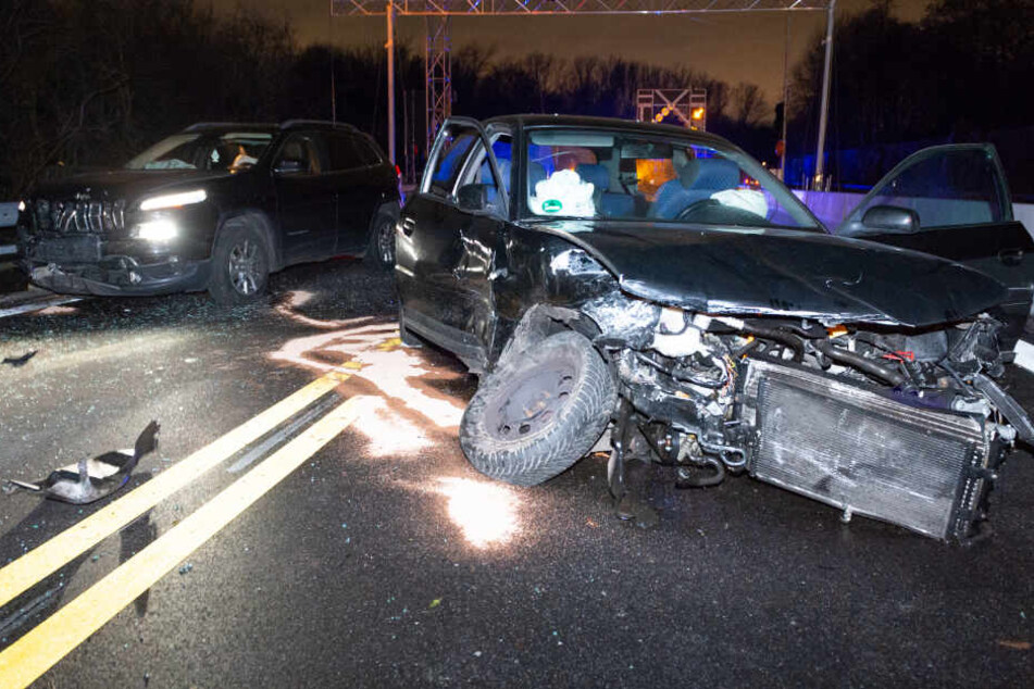 Die beteiligten Fahrzeuge waren stark beschädigt.
