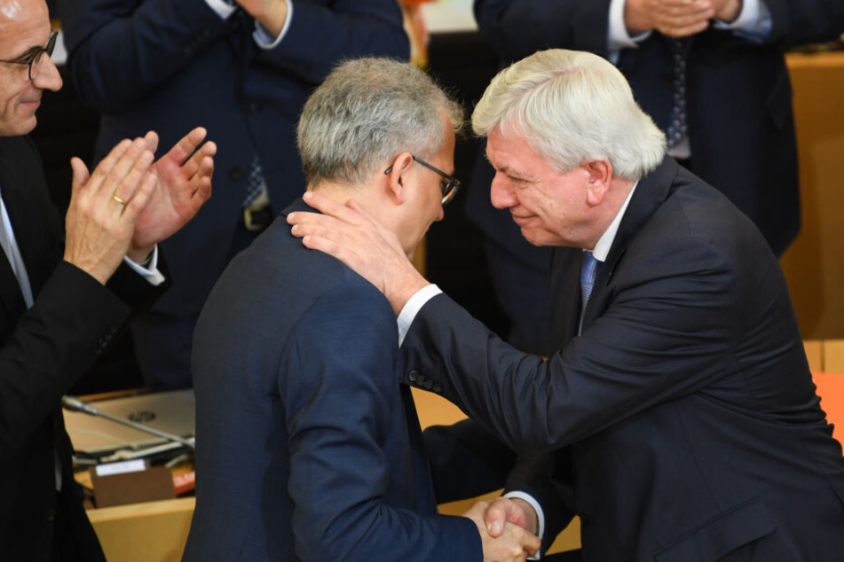 Tarek Al-Wazir gratuliert Volker Bouffier (rechts).