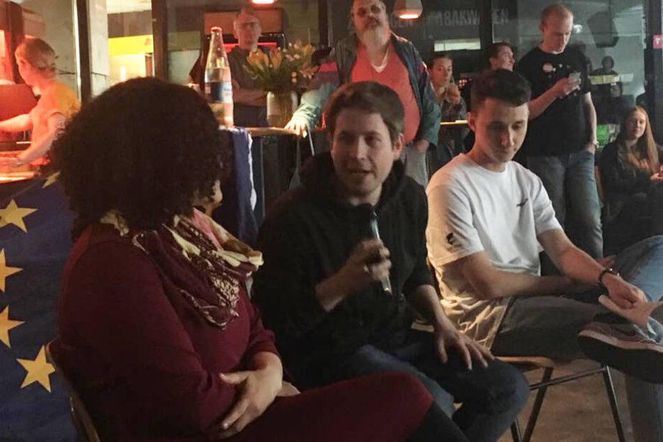 Kevin Kühnert (Mitte) zu Gast in Stuttgart.