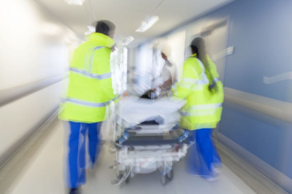Der junge Mann hatte so schwere Verletzungen, dass er sofort ins Krankenhaus musste. (Symbolbild)