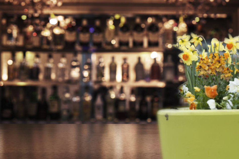Erst schaute er zu tief ins Glas, dann in den Blumenkübel. (Symbolbild/Fotomontage)