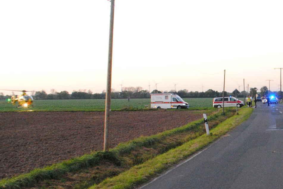 Plötzlich bemerkten die Freunde das Fehlen ihres Kumpels und fanden ihn schwer verletzt am Straßenrand.