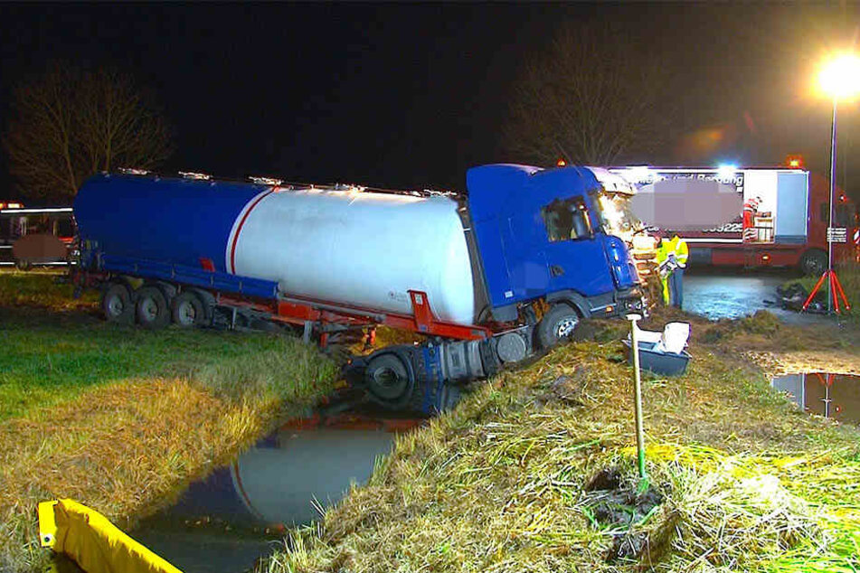 Der Sattelzug kam am frühen Montagmorgen nach rechts von der Fahrbahn ab und landete in dem Wassergraben.