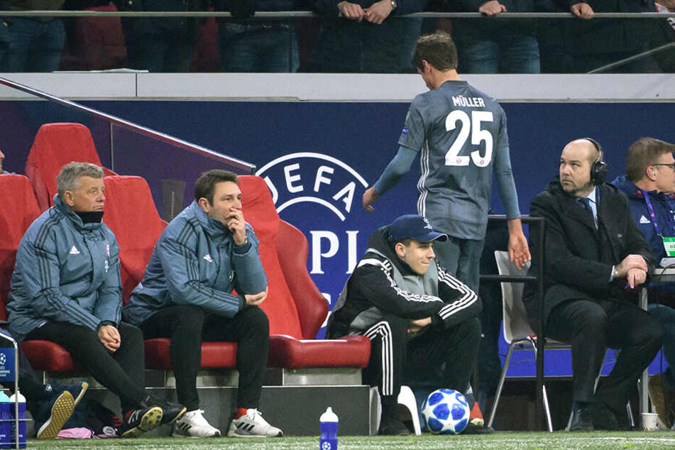 Nach seinem Platzverweis schlich Thomas Müller mit hängendem Kopf vom Platz.