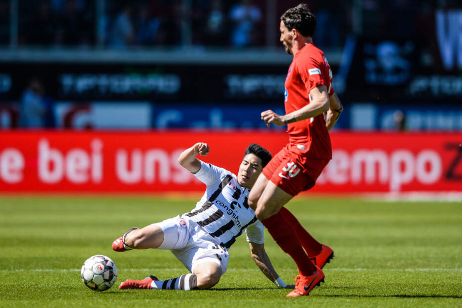 Yi-Young Park geht energisch in den Zweikampf.