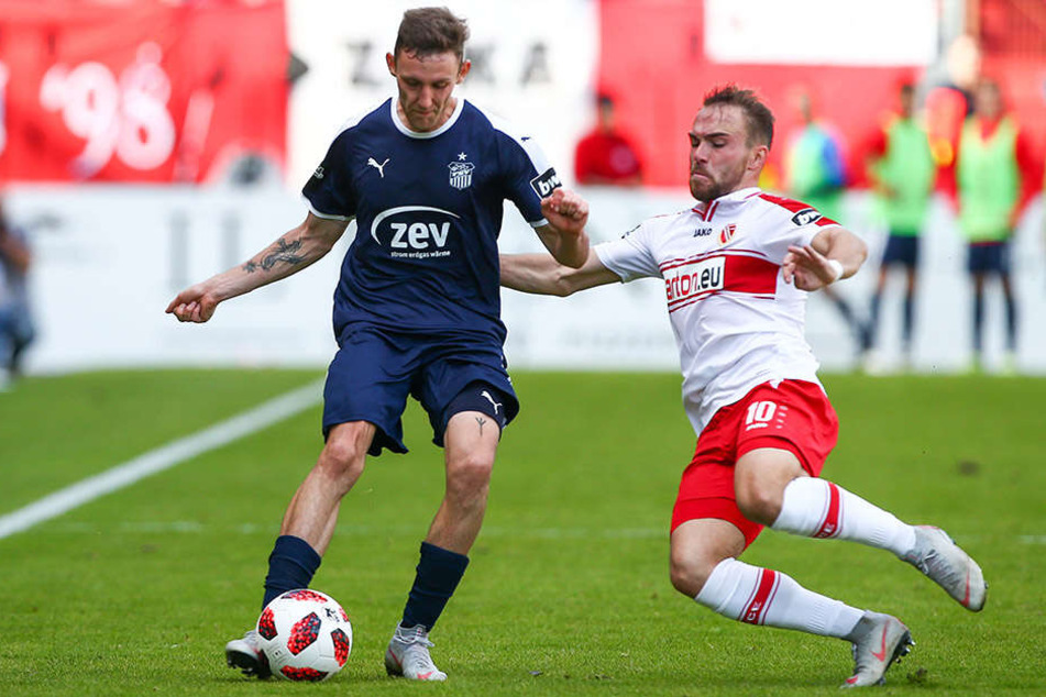 Fabio Viteritti (r.) im Trikot von Energie Cottbus im Zweikampf mit Zwickaus Christian Bickel. Viteritti wird künftig den FSV verstärken.
