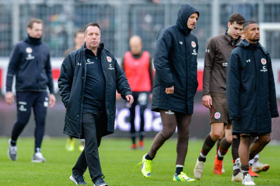 Mit gesenkten Köpfen gingen Trainer und Spieler nach der Pleite vom Platz.