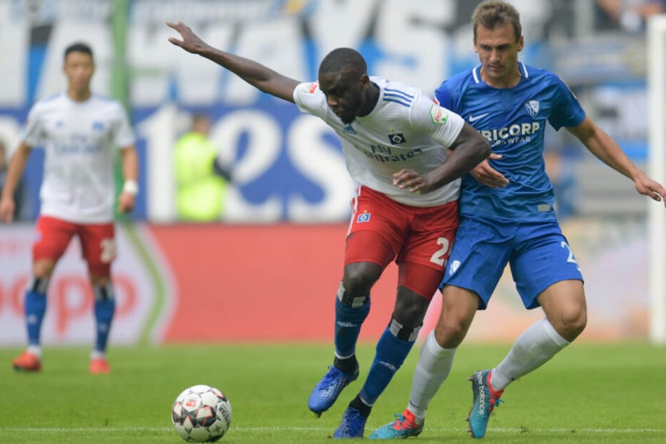 Orel Mangala schirmt den Ball vor einem Gegenspieler ab.