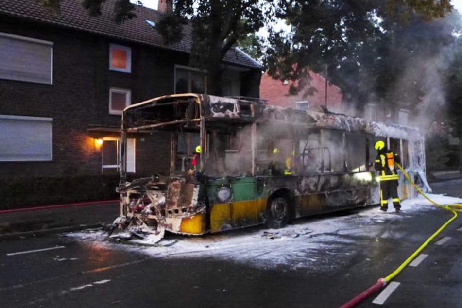 Die Einsatzkräfte löschten das Feuer, der Bus wurde komplett zerstört.
