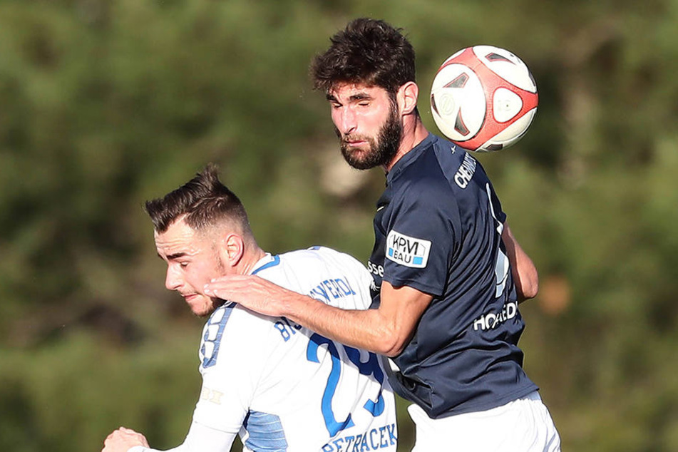 Bischofswerdas Tomas Petracek (l.) war bei CFC-Abwehrchef Niklas Hoheneder zwar in guten Händen, dennoch verließ der Aufsteiger am Ende überraschend als Sieger den Rasen.