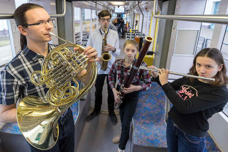 Die Mozartkinder wollen sich zum zehnten Geburtstag unter anderem eine Italienreise gönnen. Um Geld dafür zu sammeln, spielen sie am 4. Mai in den Chemnitzer Straßenbahnen.