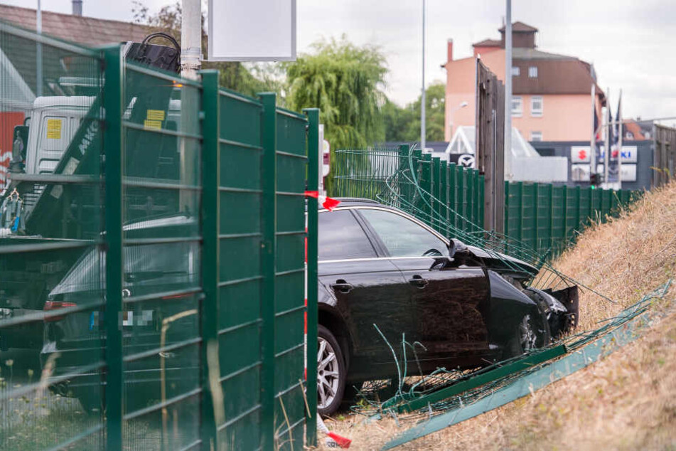 Der Wagen krachte durch den Zaun neben der ICE-Strecke.