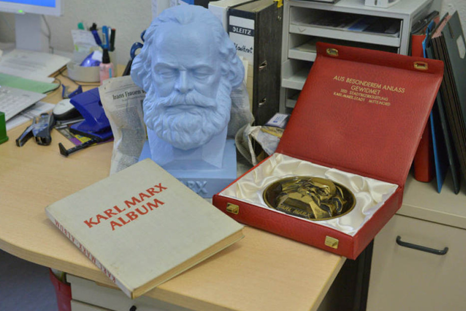 Eine himmelblaue Büste, ein Album mit einem Vorwort von Stalin und eine Medaille - das steuern Chemnitzer zur Marx-Ausstellung bei.
