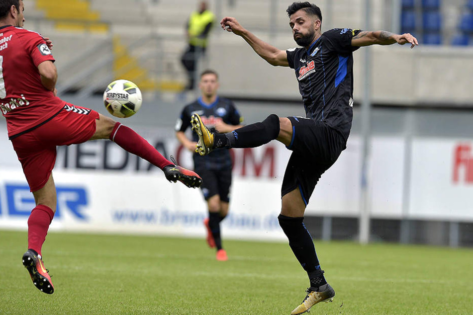 Massih Wassey (29, re.) ist aus der Startelf vom SC Paderborn nicht wegzudenken.