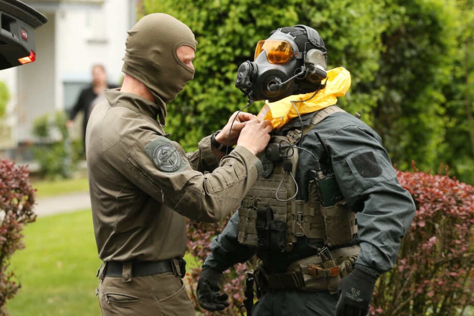 Ein Spezialeinsatzkommando bereitet sich vor dem Haus in Düsseldorf auf einen Einsatz vor.
