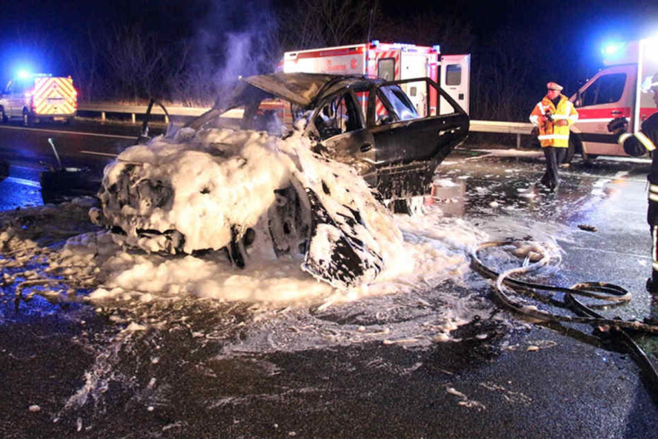 Das Auto überschlug sich und brannte komplett aus.