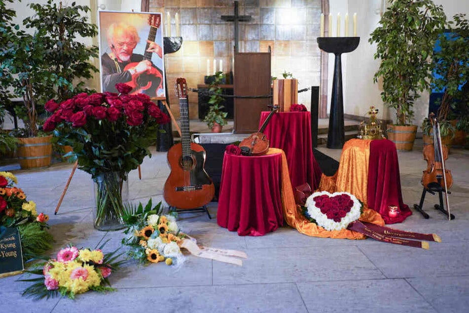 Neben der Urne von Ingo Insterburg (†84) standen außer Blumen auch Gitarre, Geige und seine Krone.