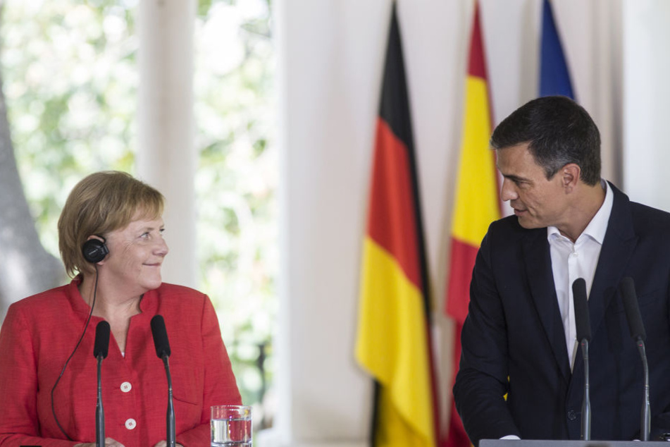 Angela Merkel (64) und Pedro Sanchez (46, Spaniens Ministerpräsident) bei ihrem Treffen in der Gemeinde Sanlucar am Rande des Nationalparks Donana.