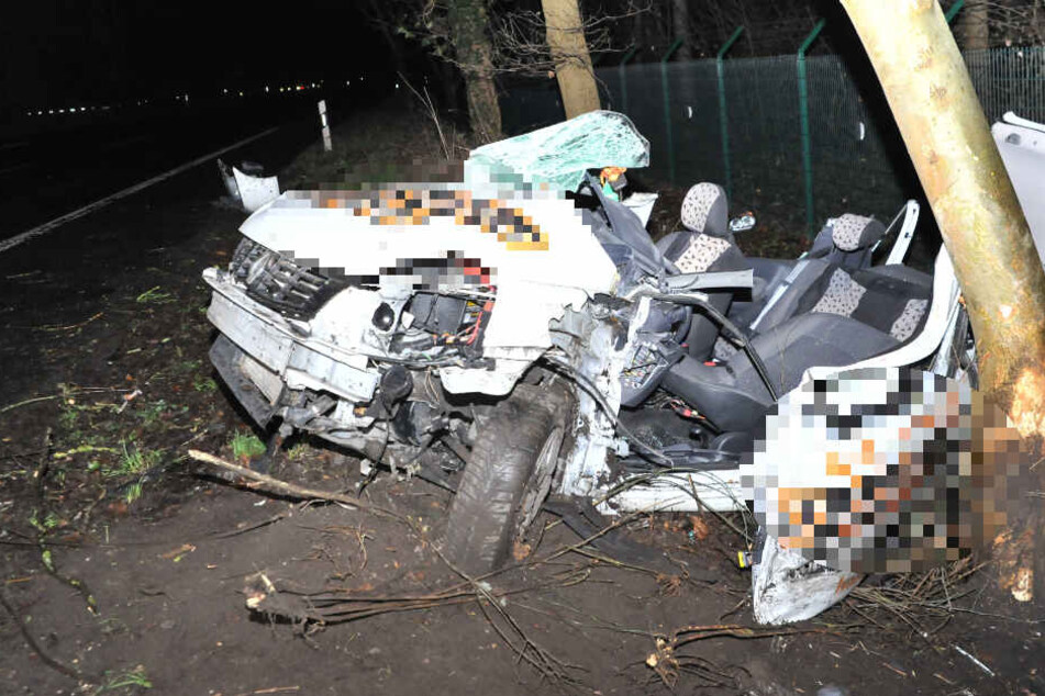 Der Fahrer wurde durch den Aufprall in dem Auto eingeklemmt und musste von der Feuerwehr befreit werden.