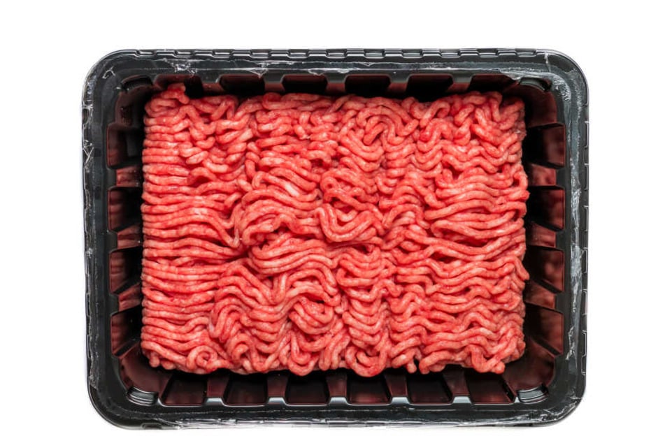 Die 500-g-Packung von ""meine Metzgerei - Gemischtes Hackfleisch" mit den Verbrauchsdaten 27. Juli (Aldi Süd) und 28. Juli (Aldi Nord) wurde zurückgerufen (Symbolbild).