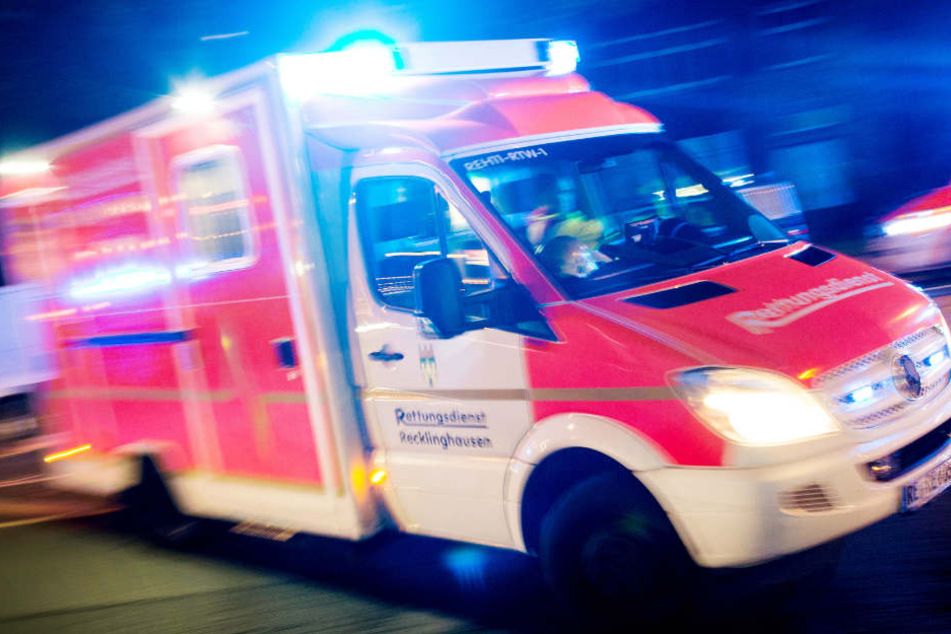 Auch ein Polizist wurde bei den Rangeleien verletzt. (Symbolbild)
