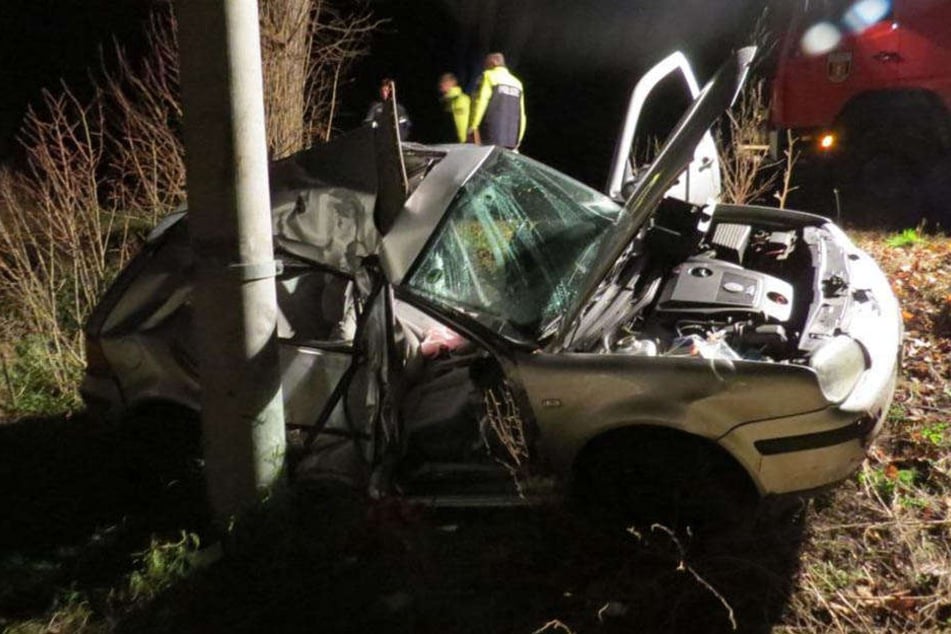 Das Auto prallte mit der Beifahrerseite gegen einen Strommasten. Für die Beifahrerin kam jede Hilfe zu spät.