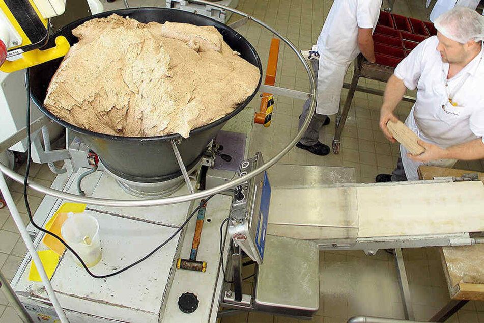 Ein Mann hat sich beim Reinigen einer Bäckermaschine die Hand zerquetscht.
