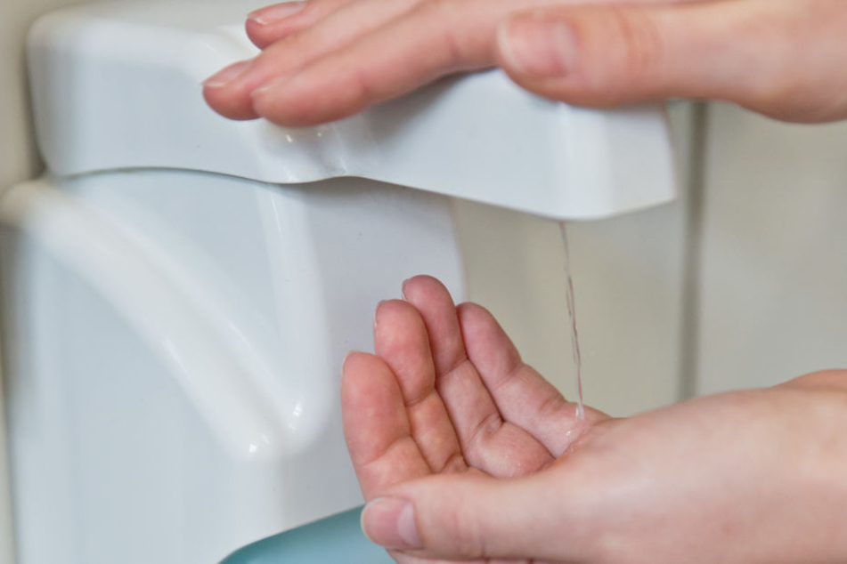 Häufiges und gründliches Händewaschen kann vor einer Erkrankung schützen.