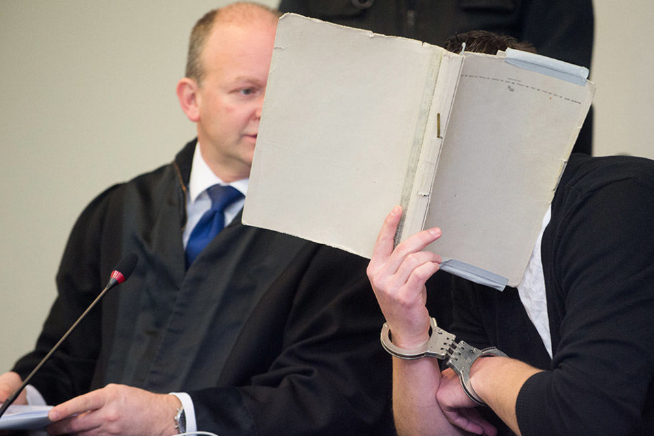 Der Angeklagte neben seinem Verteidiger während des Prozesses vor dem Landgericht Dessau-Roßlau.