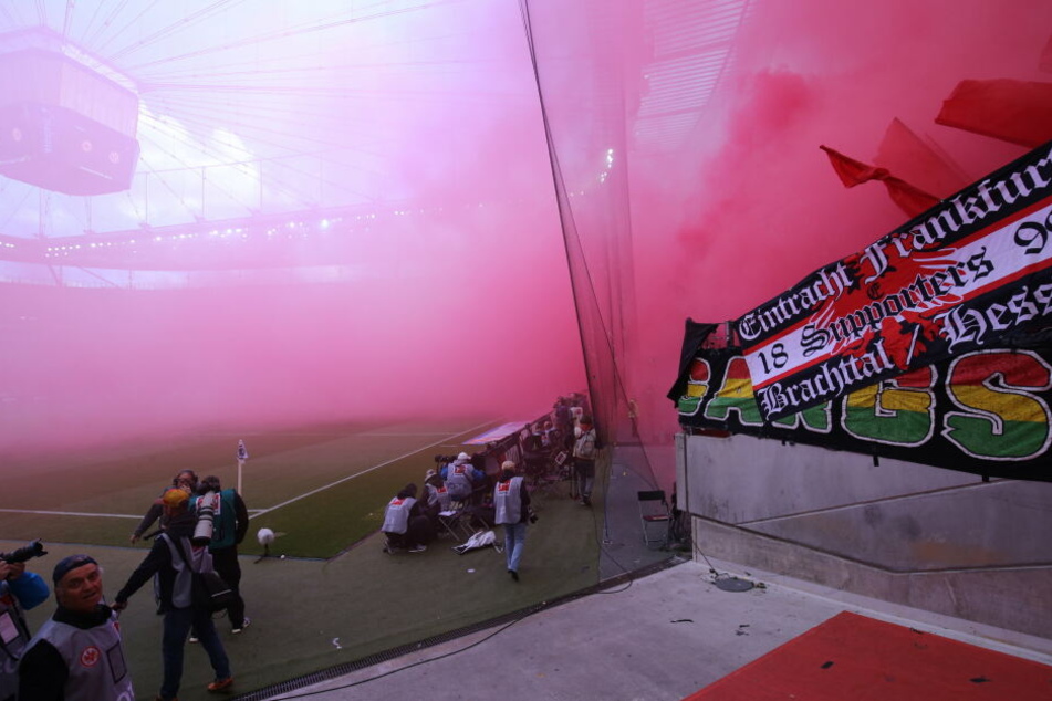 Pyrotechnik aus der Nordwestkurve der Commerzbank Arena vernebelte das Spielfeld komplett - der Anstoß verzögerte sich.