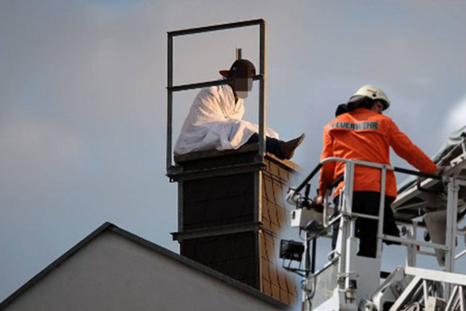 Feuerwehr, Polizei und Notarzt sind vor Ort, um sich um den Mann zu kümmern (Symbolbild).