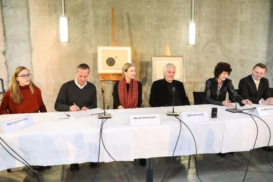 Egidio Marzonas (72, 3ter von r.) hat das Archiv der Avantgarden des 20. Jahrhunderts den Staatlichen Kunstsammlungen Dresden geschenkt.