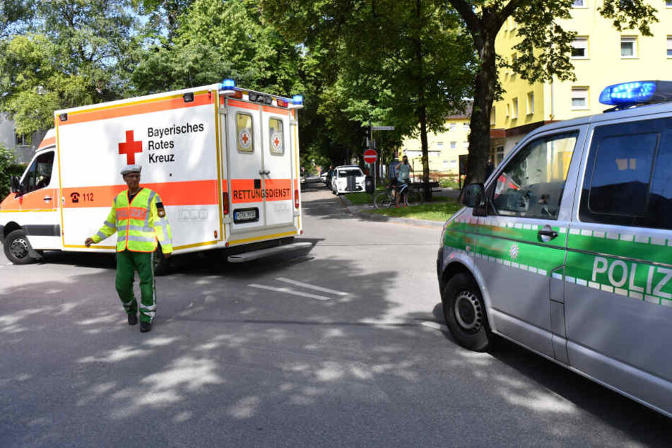 Rettungskräfte und Polizisten waren am Dienstag zahlreich vor Ort.