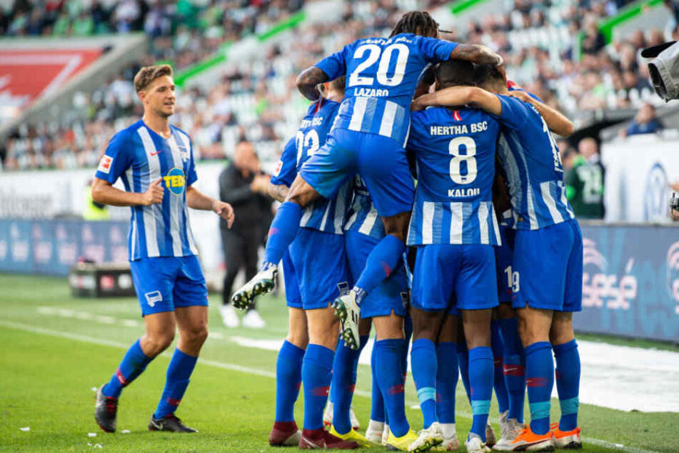 Hertha oben auf: Die Mannschaft gratuliert Javairo Dilrosun zum ersten Bundesligator.