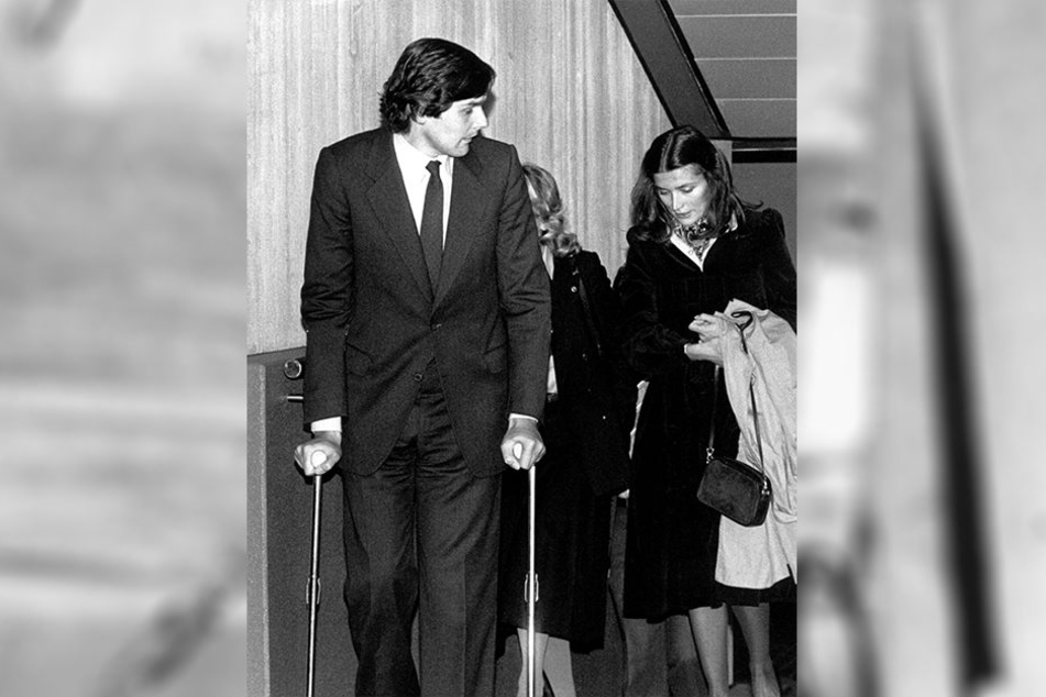 Trotz zweier Operationen kommt Richard Oetker, mit Frau Marion, noch immer an Krücken zur Verhandlung.