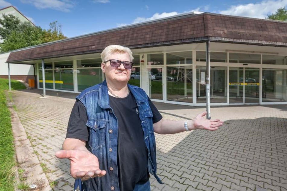 Peter
Schmidt (57)
steht vor dem
verwaisten
Supermarkt-Gebäude
in
Marienthal.
Seit mehr als
einem
Dreivierteljahr
warten
die Anwohner
auf eine
Lösung.