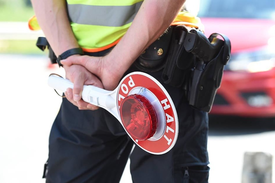 Bei einer Routine-Kontrolle im Grenzgebiet vergaß ein Bundespolizist seine guten Manieren.