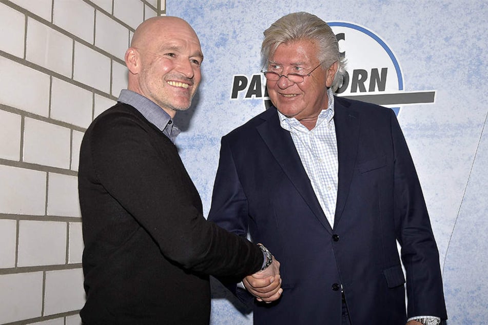 Trainervorstellung: Hier reichen sich Präsident Wilfried Finke (65) und Trainer Stefan Emmerling (50) die Hand.