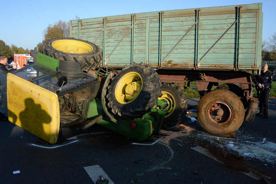 Der Trecker kippte nach dem Crash auf die rechte Seite.