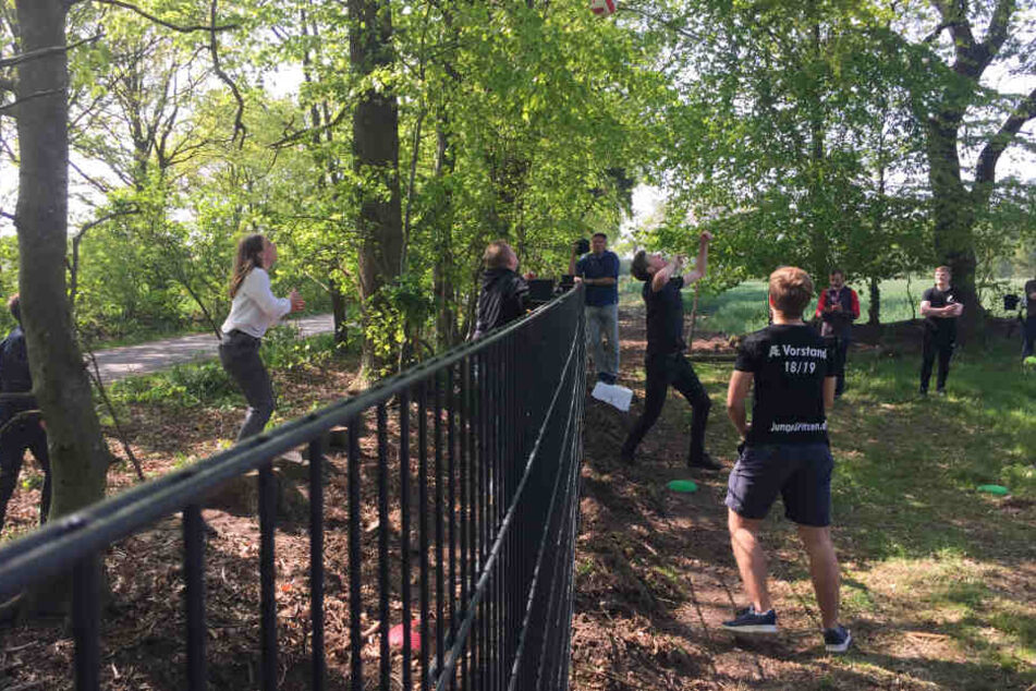 Jugendparteien der Minderheiten im deutsch-dänischen Grenzland spielen als Protest gegen den dänischen Wildschweinzaun Volleyball.