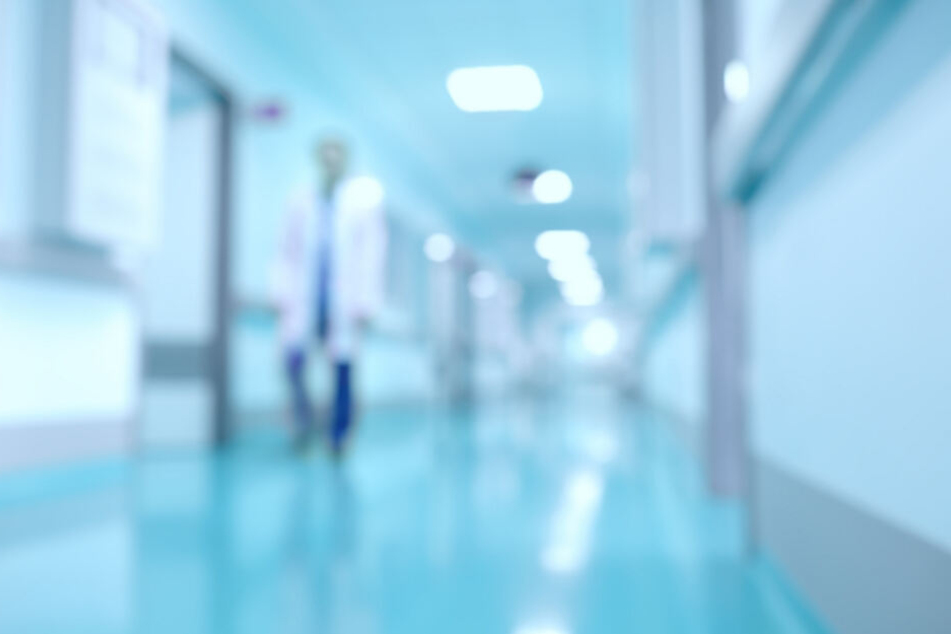 Krankenhausflure könnten ein steter Begleiter im Leben des jungen Jon werden. (Symbolbild)