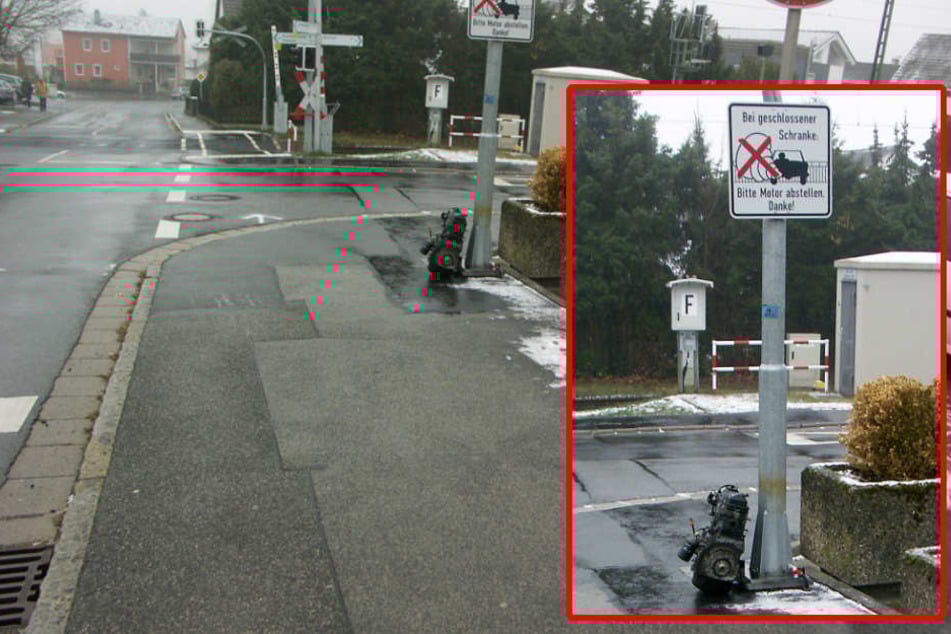Ein Unbekannter hat einen Motor am Schild abgestellt.