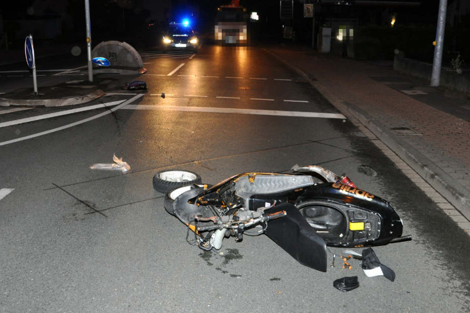 Der 27-Jährige krachte mit seinem Roller gegen eine Verkehrsinsel und stürzte schwer.