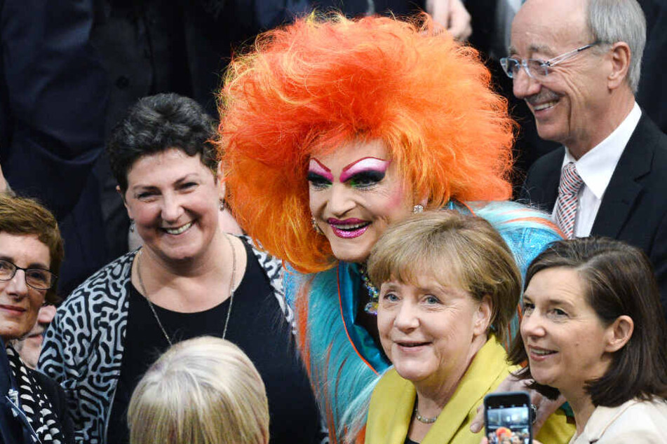 Olivia Jones posiert für ein Foto mit Bundeskanzlerin Angela Merkel.